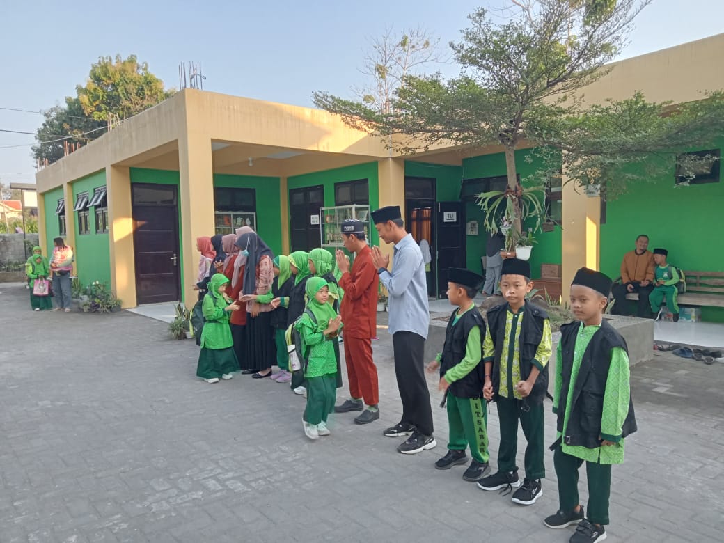 Penyambutan Siswa oleh Sahabat Salsabila