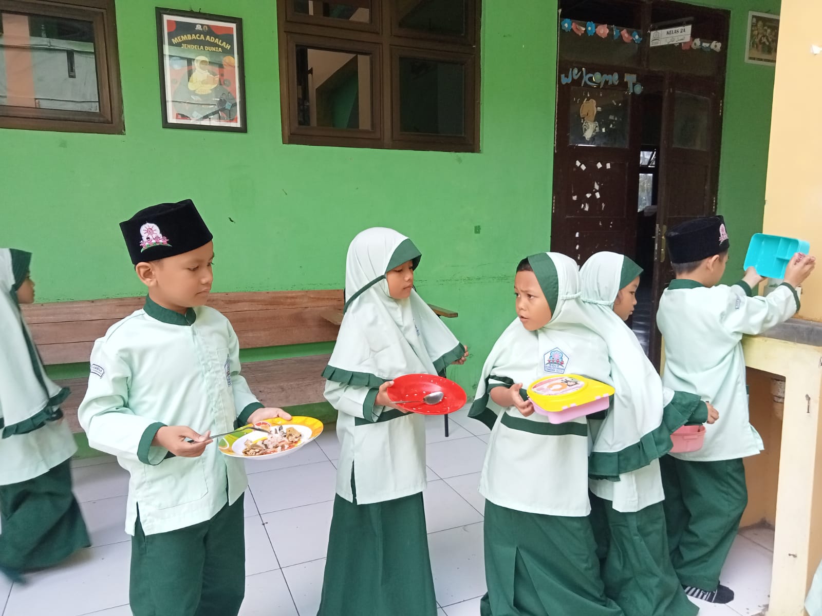 Antri Mencuci Piring